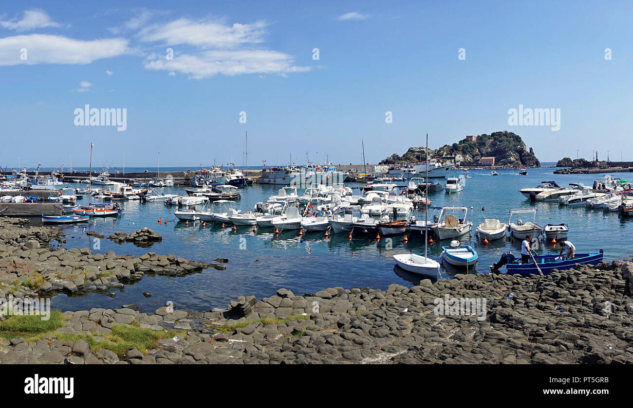 Fischerhafen von Fischerdorf Aci Trezza, hinter der Insel Lachea, Hauptinsel der Zyklop, Gemeinde Aci Castello, Catania, Sizilien, Italien Stockfoto