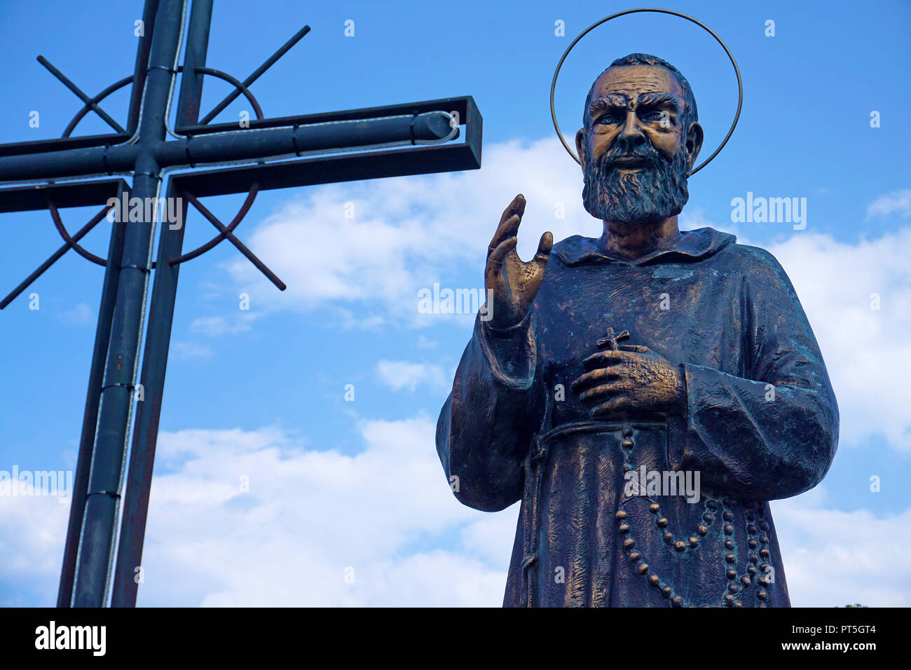 Bronze statuel zu Ehren Pater Pio bei Aci Trezza, Gemeinde Aci Castello, Catania, Sizilien, Italien Stockfoto