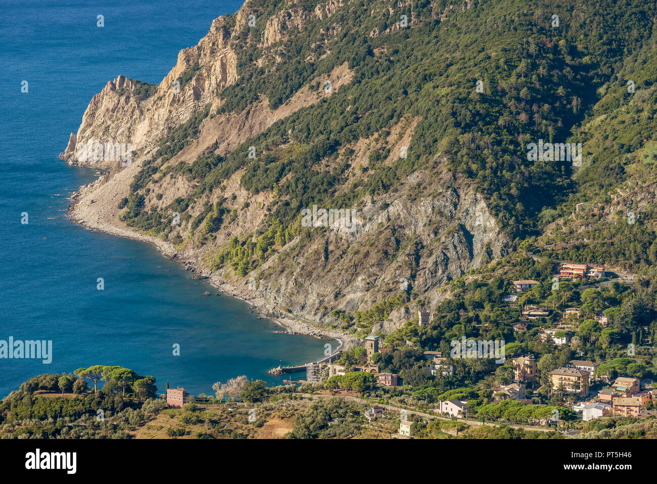 Schöne Luftaufnahme von Monterosso al Mare und Punta Mesco, Cinque Terre, La Spezia, Ligurien, Italien Stockfoto