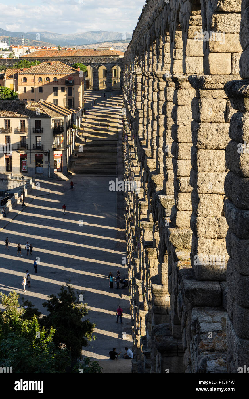 Blick auf das berühmte Aquädukt von Segovia mit schönen Schatten. Römische Bau des 1. Jahrhunderts, Weltkulturerbe der Unesco. Travel Concept. Spanien, Stockfoto