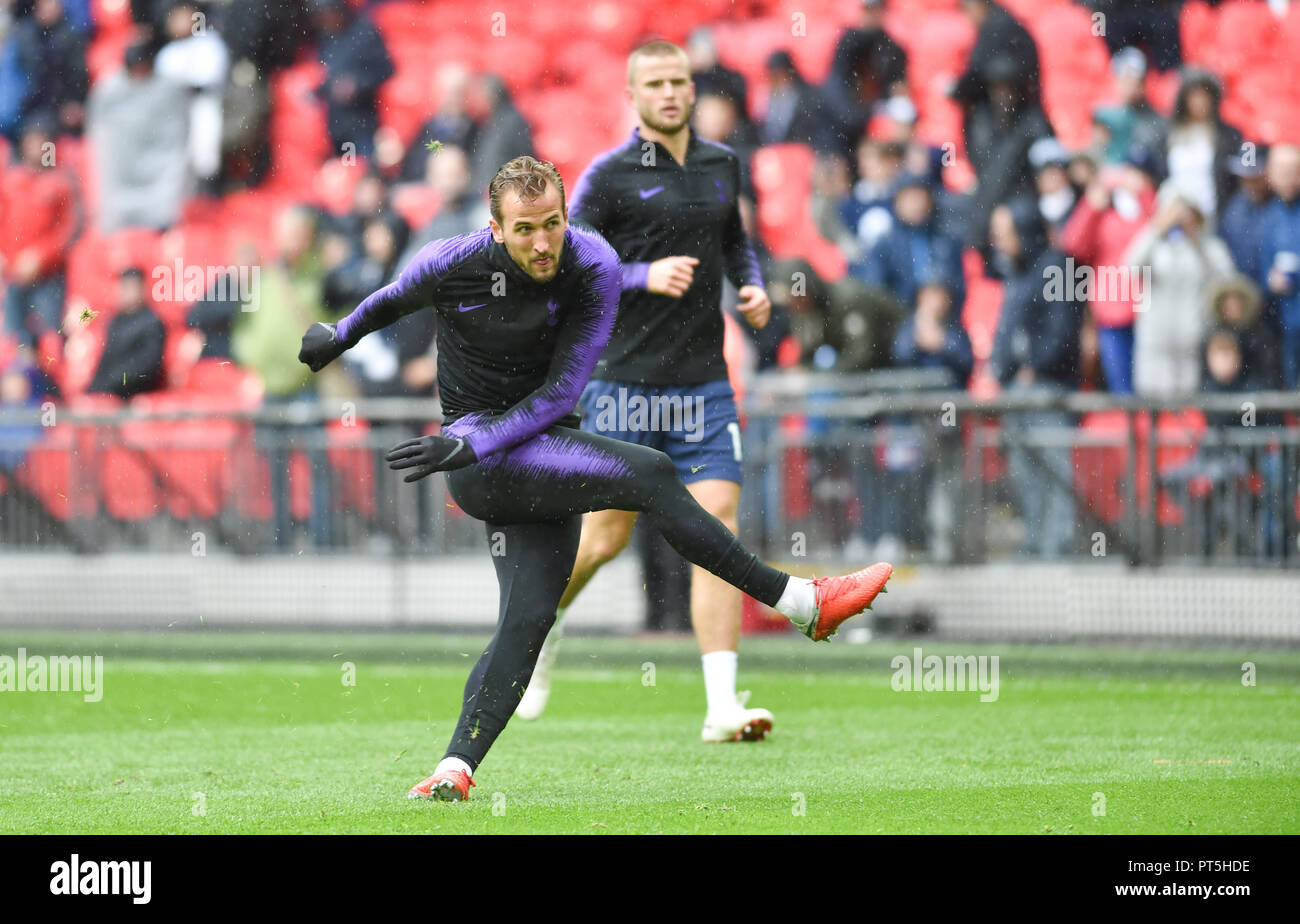 Harry Kane der Sporen erwärmt, bevor die Premier League Match zwischen den Tottenham Hotspur und Cardiff City im Wembley Stadion, London, 06. Oktober 2018 die redaktionelle Nutzung nur. Kein Merchandising. Für Fußball Bilder FA und Premier League Einschränkungen Inc. kein Internet/Mobile Nutzung ohne fapl Lizenz - für Details Kontakt Fußball Dataco Stockfoto