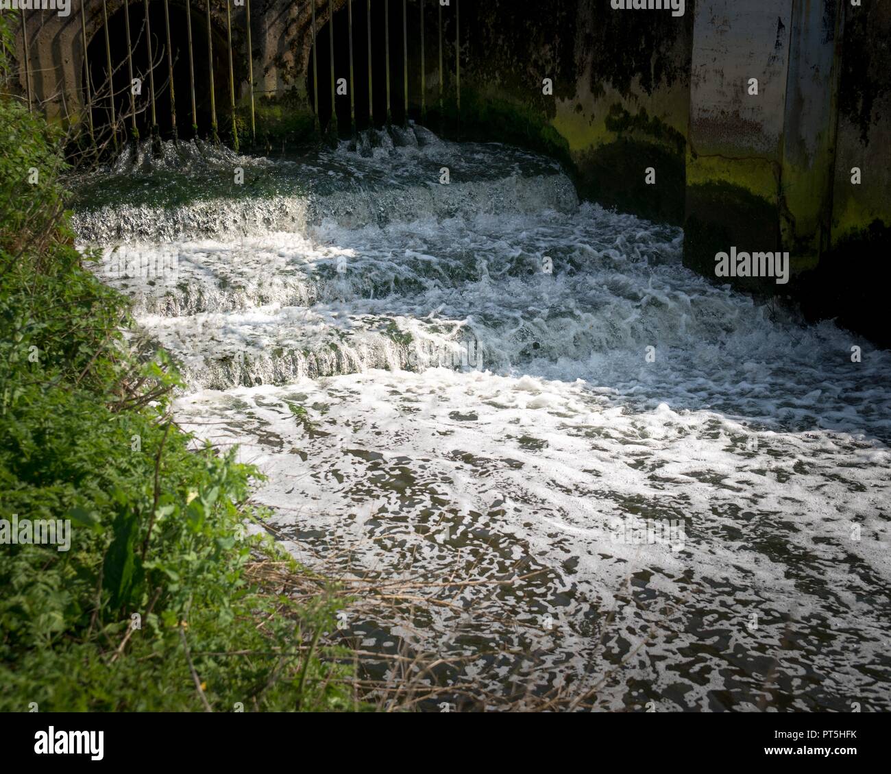 Ableitung von Abwasser aus einer Kläranlage in Fluss. In den West Midlands, UK fotografiert. Stockfoto