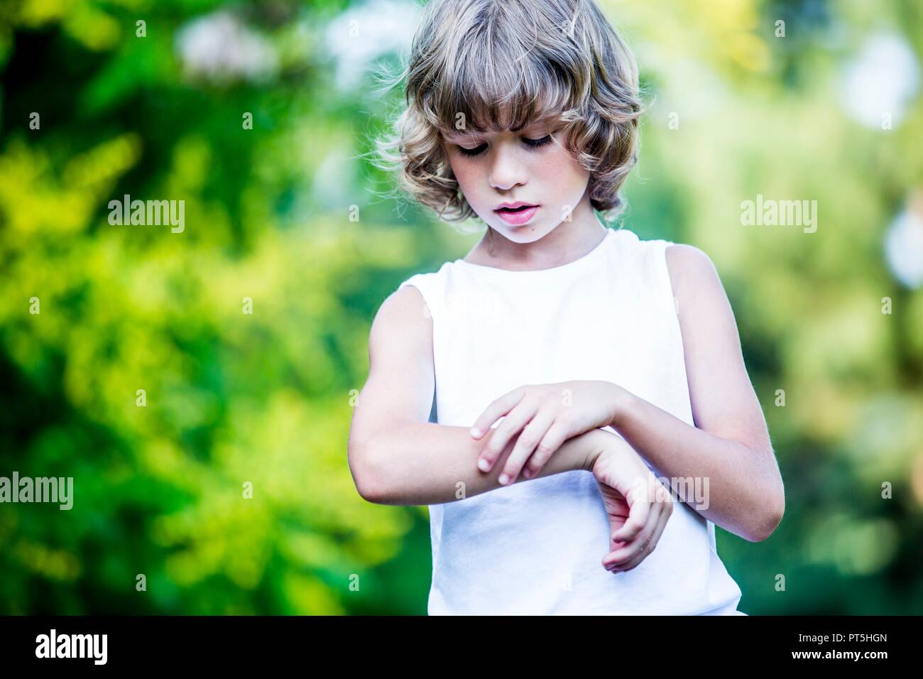 Junge kratzen arm. Stockfoto