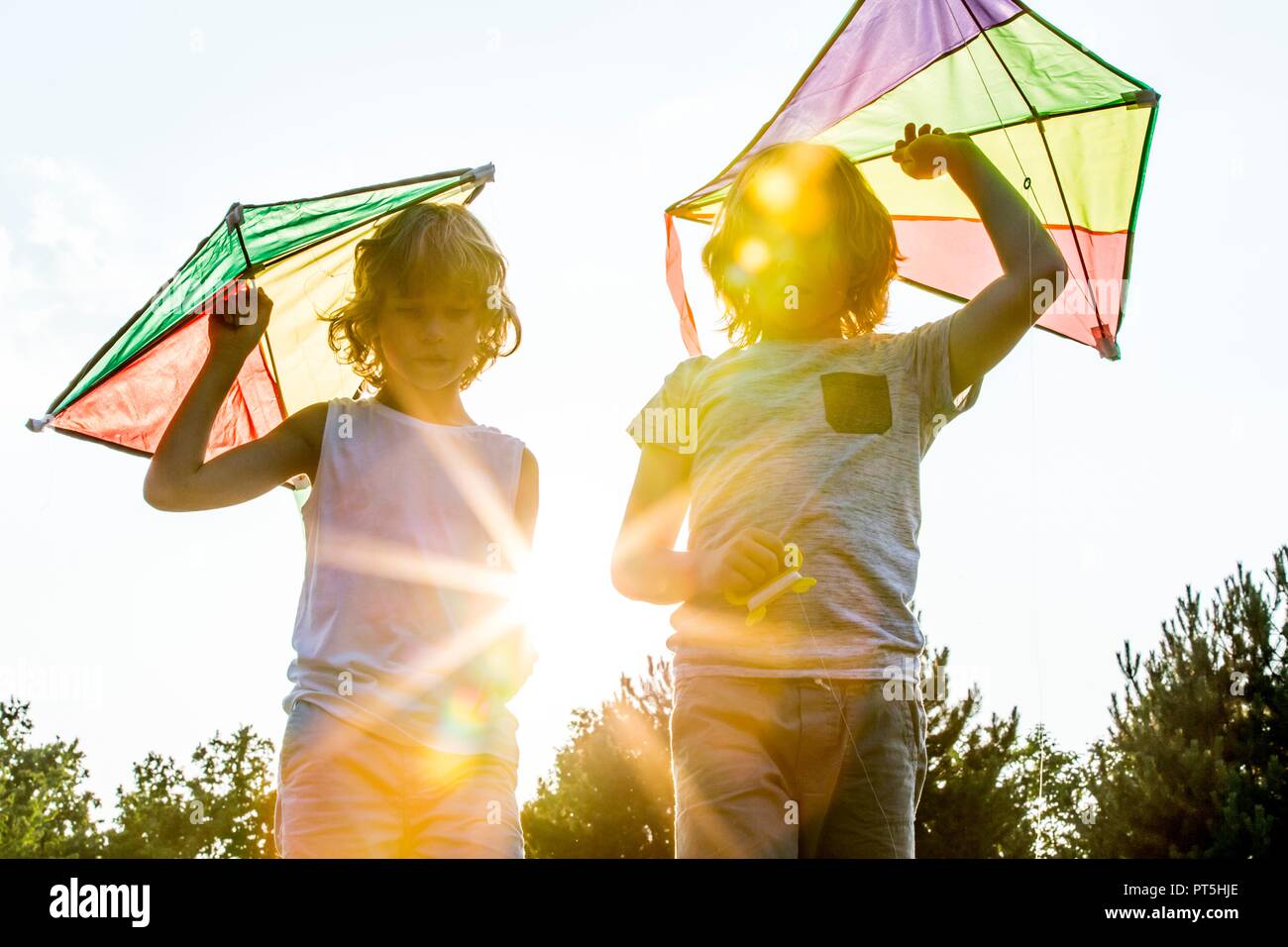 Jungen holding Drachen in Park. Stockfoto