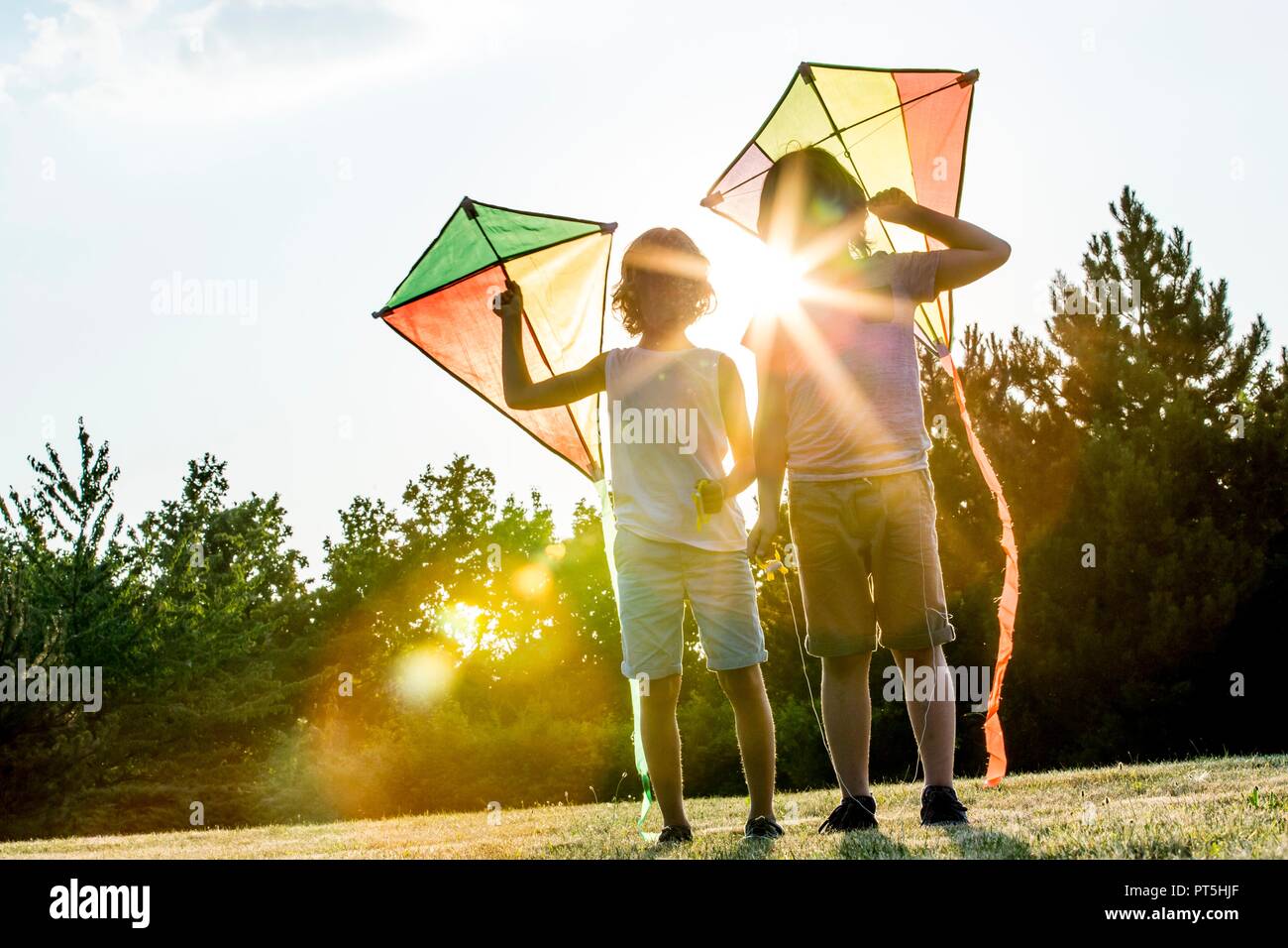 Jungen holding Drachen in Park. Stockfoto