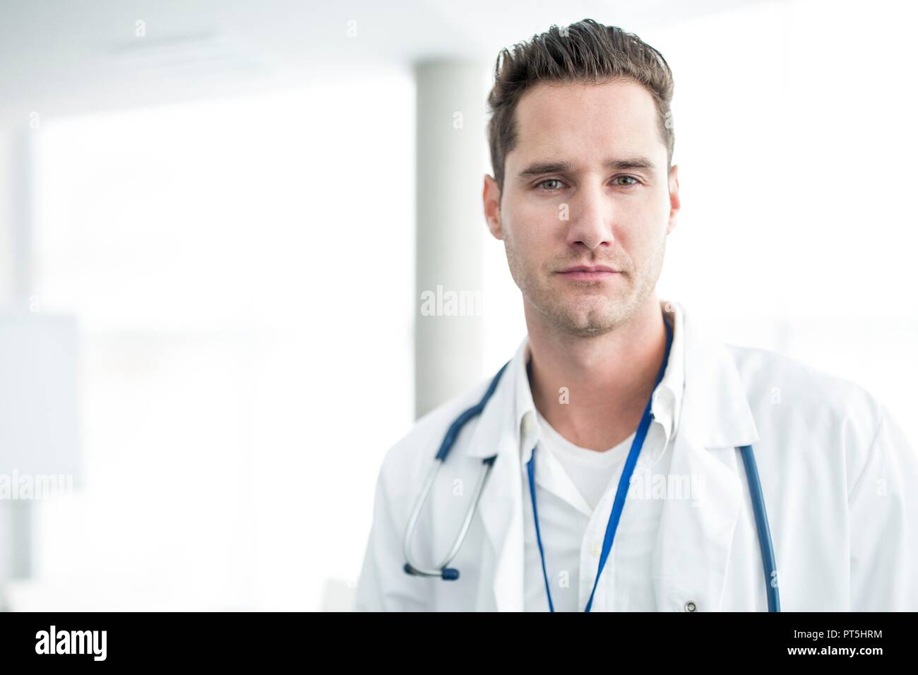 Portrait von ausgewachsenen männlichen Arzt Kamera schaut. Stockfoto