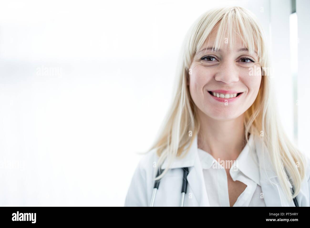 Portrait von Ärztin in Richtung Kamera lächelnd. Stockfoto
