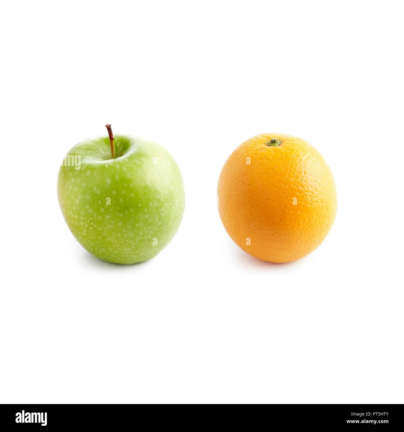Apfel und Orange gegen den weißen Hintergrund. Stockfoto