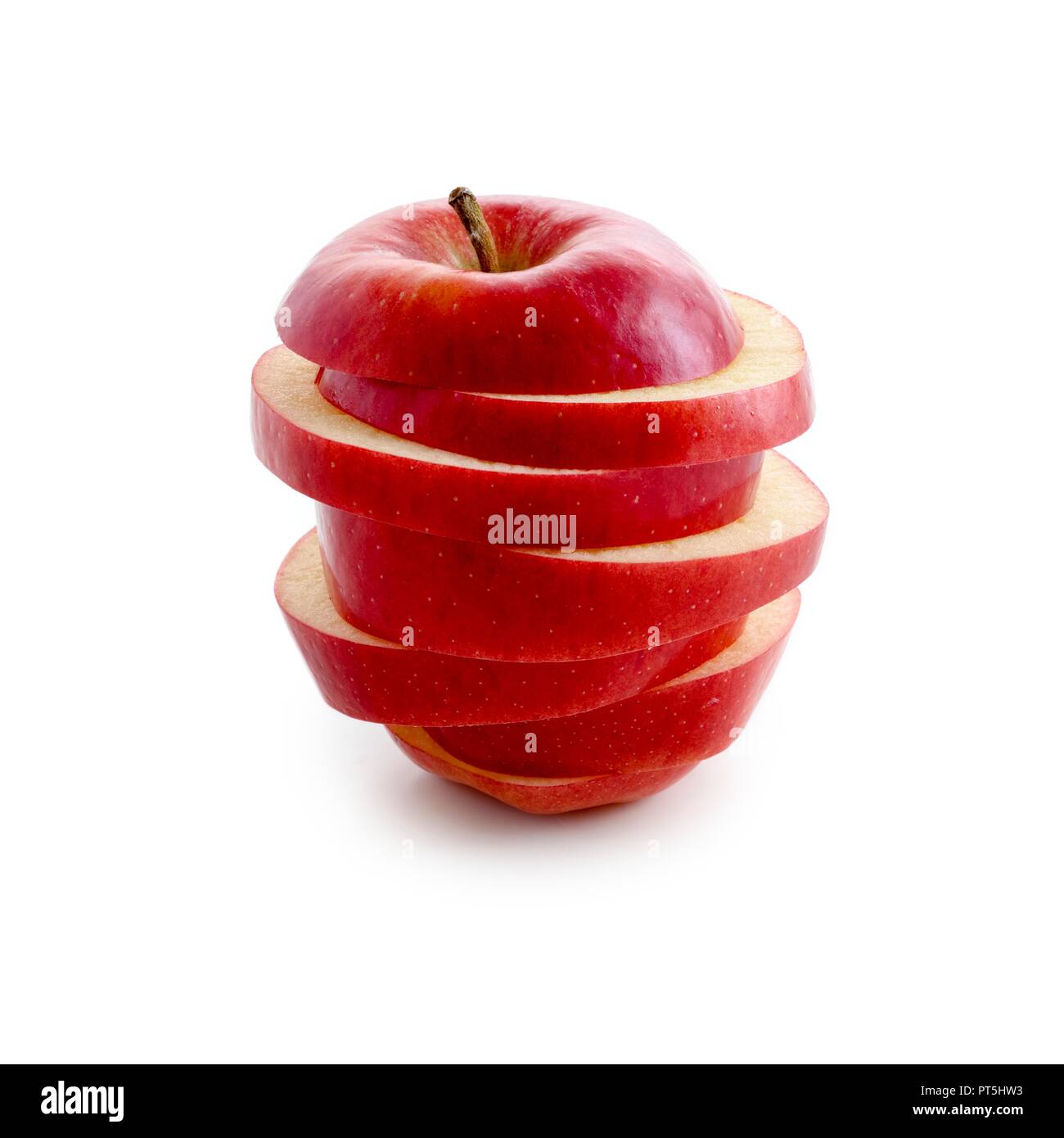 In Scheiben geschnittenen roten Apfel vor weißem Hintergrund. Stockfoto