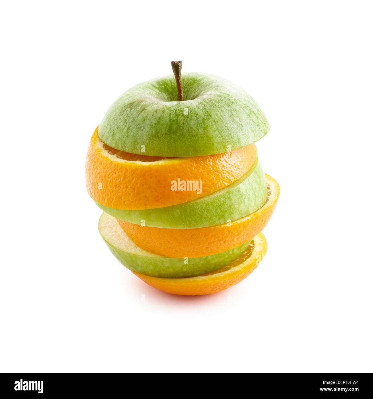 In Scheiben geschnittenen Apfel und Orange gegen den weißen Hintergrund. Stockfoto