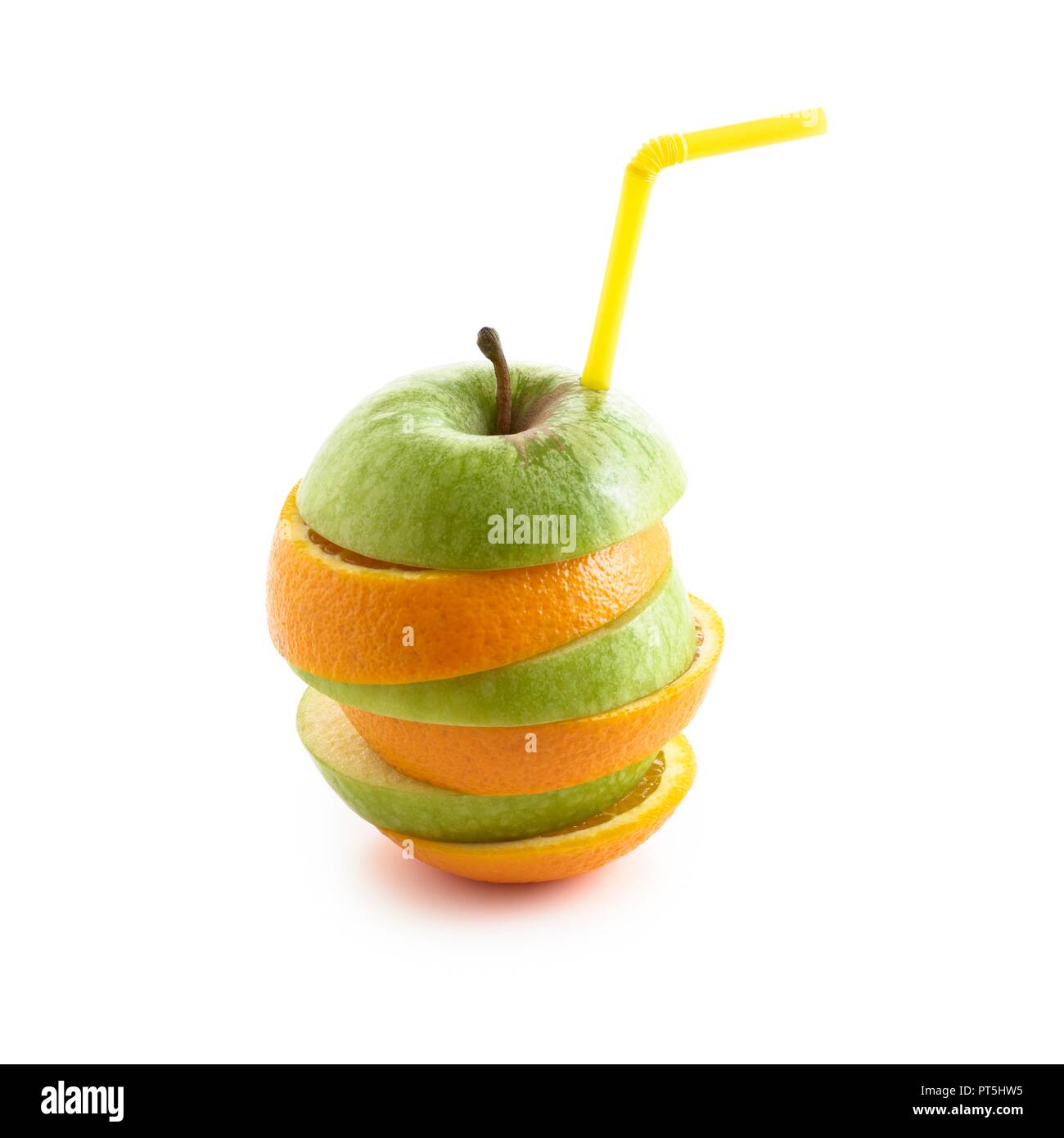 In Scheiben geschnittenen Apfel und Orange mit Trinkhalm gegen den weißen Hintergrund. Stockfoto