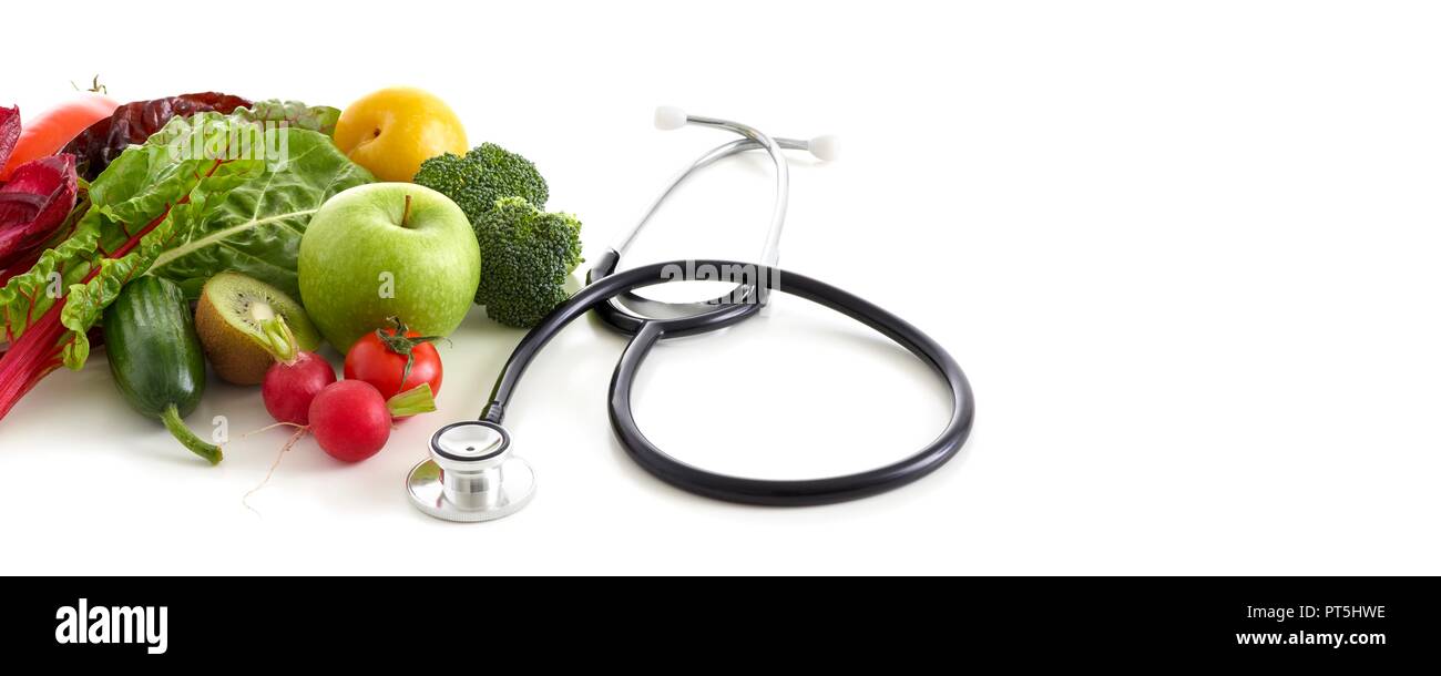 Frisches Obst und Gemüse mit Stethoskop, Studio gedreht. Stockfoto