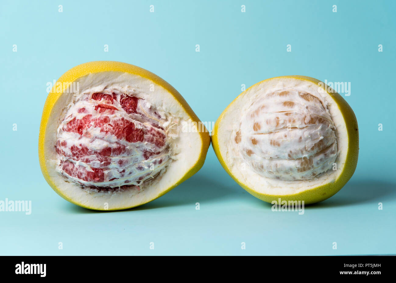 Öffnen Pomelo frisches Obst auf blauem Hintergrund Stockfoto