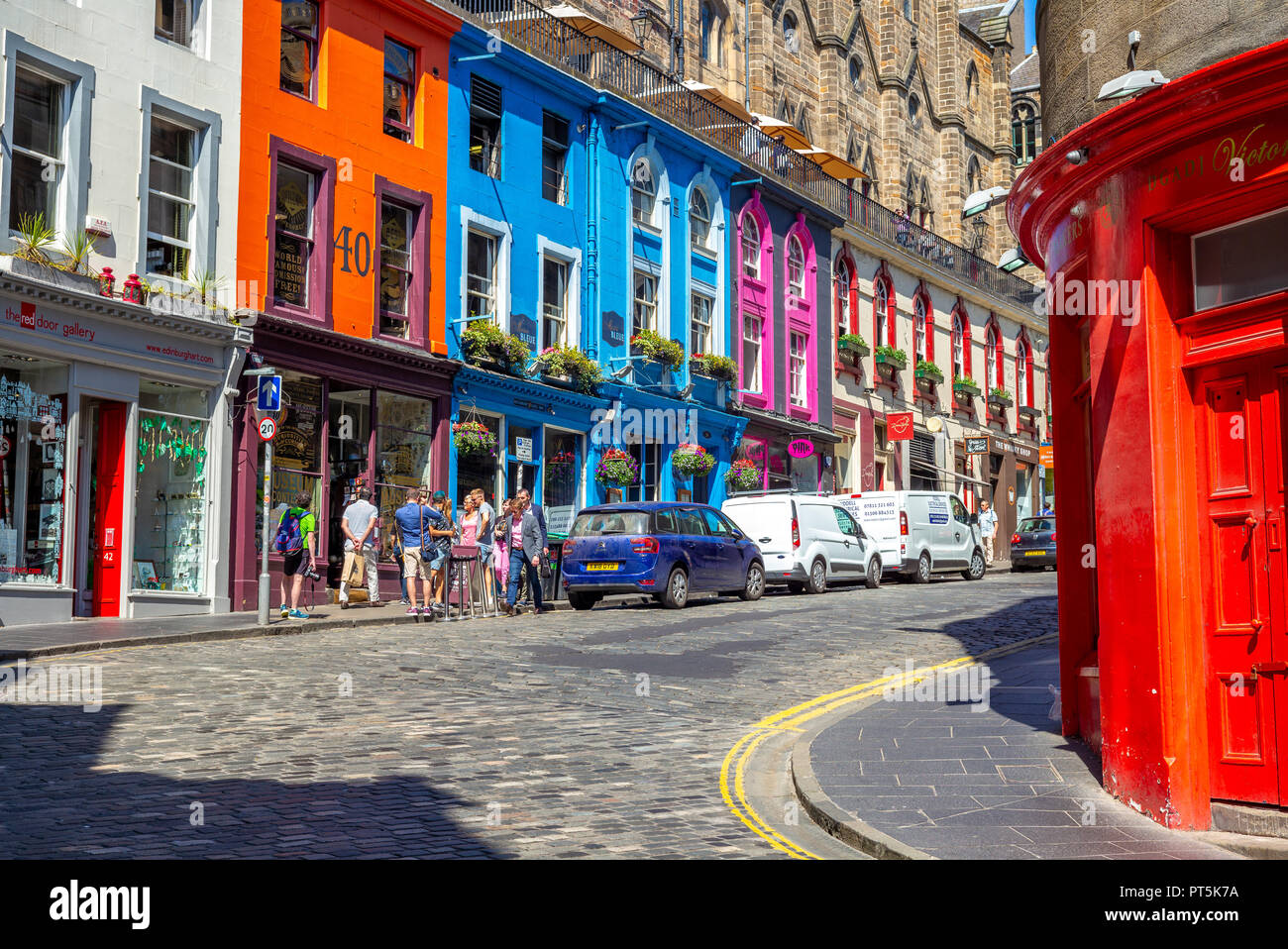 Edinburgh, Großbritannien - 5. Juli 2018: Victoria Street, zwischen 1829-34 als Teil einer Reihe von Verbesserungen an der Altstadt errichtet, mit dem Ziel der Verbesserung der Ac Stockfoto