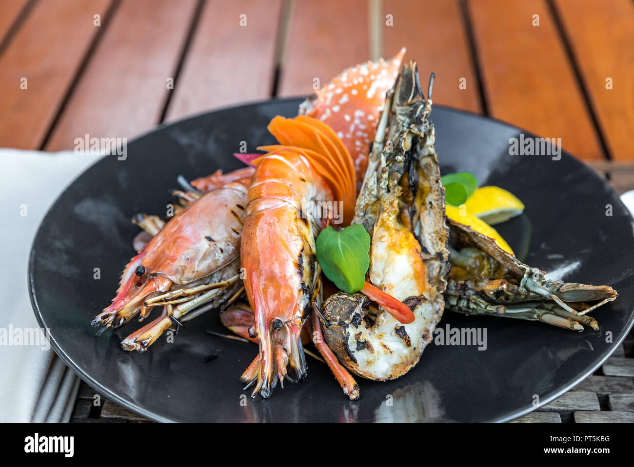 Meeresfruchte Platte Kostliche Gegrillte Garnelen Hummer Und Rote Krabbe Stockfotografie Alamy