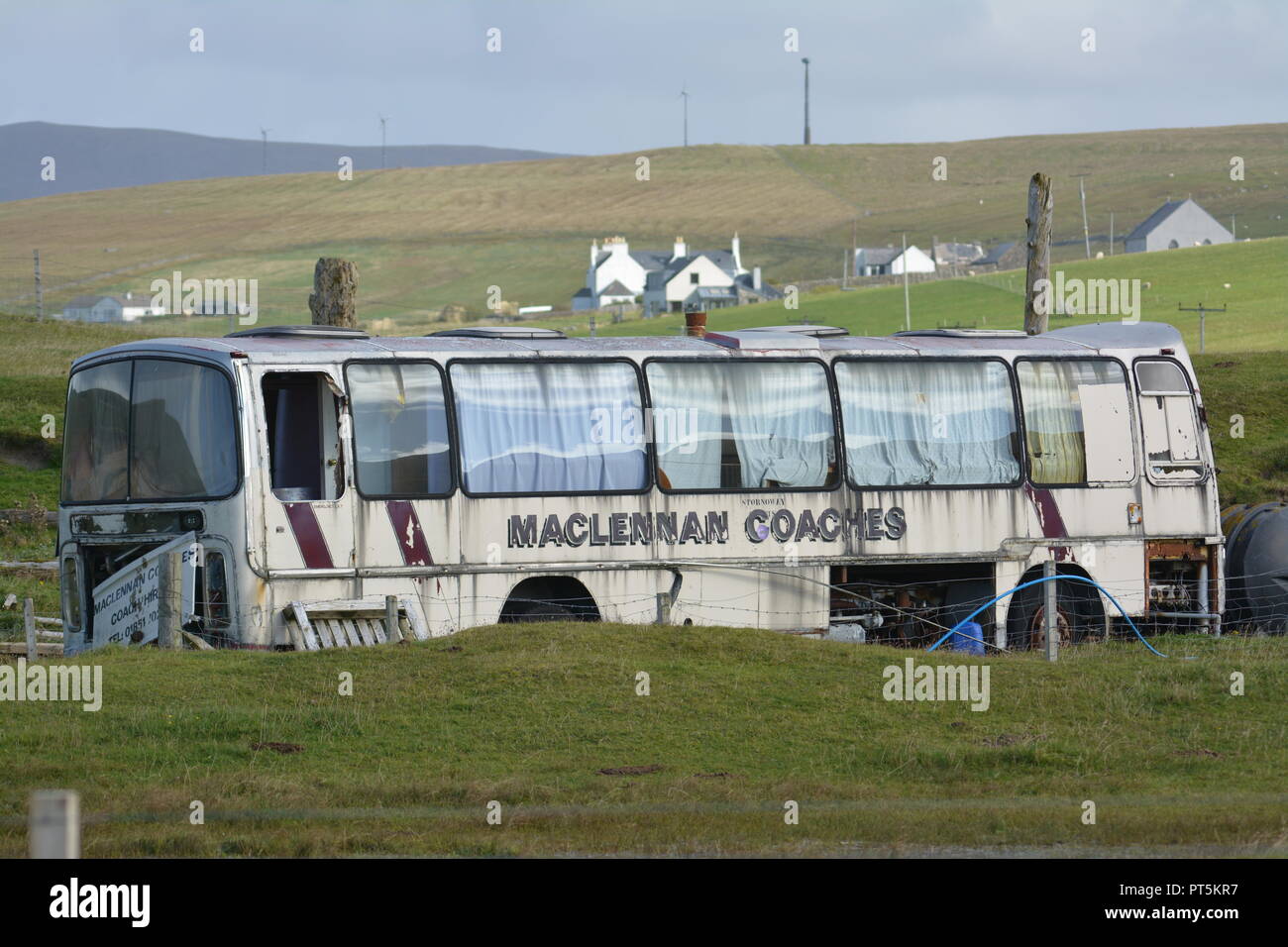 Abgebrochene Reisebus bus Links nahe am Strand auf einer einsamen Insel Straße auf der Isle of Harris Äußere Hebriden Schottland Stockfoto