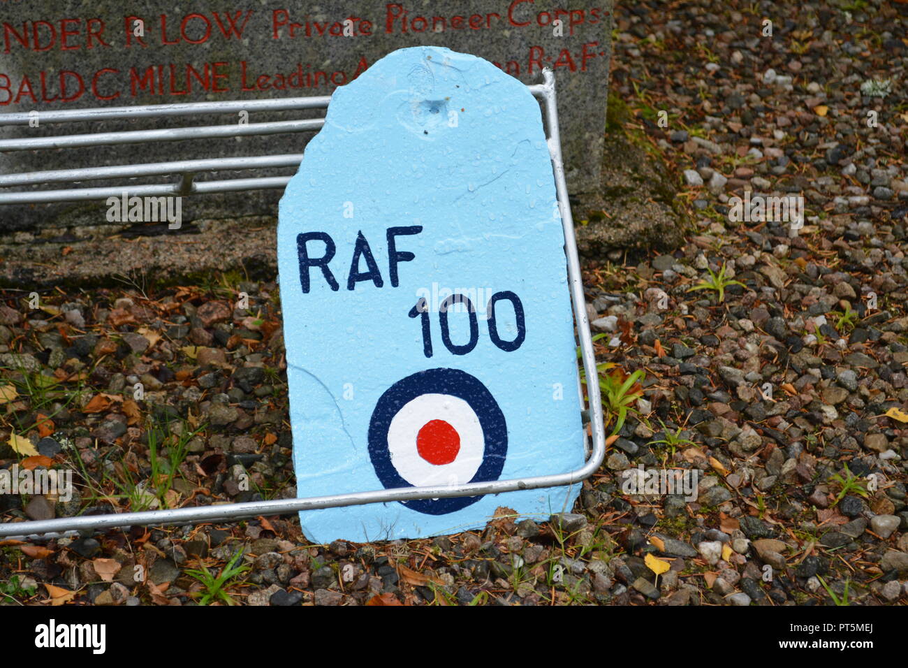 Bemalte Stück Schiefer zum Gedenken an RAF Royal Air Force 100 Jahre Jubiläum auf Kies Oberfläche, die an der Basis der Balmoral Kriegerdenkmal Schottland Großbritannien Stockfoto
