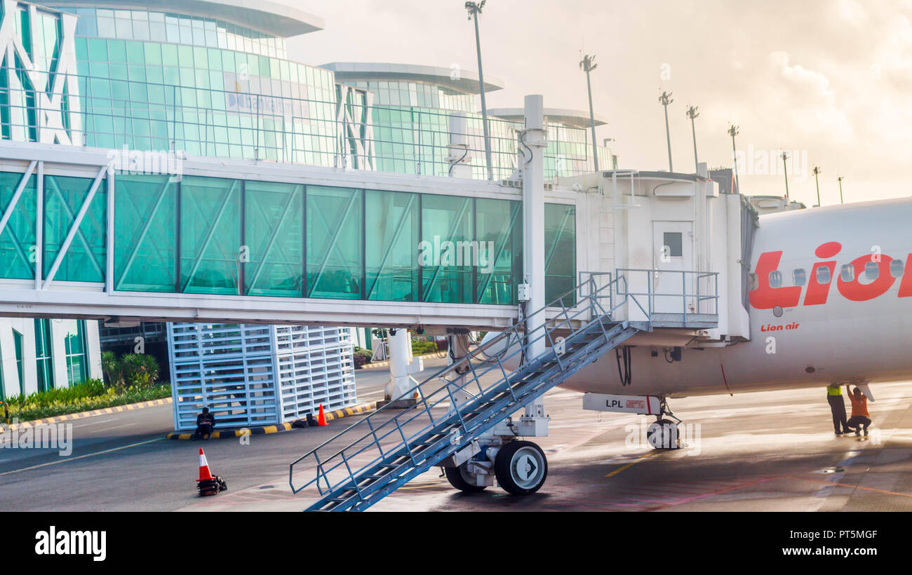 Balikpapan/Indonesien - 9 // 11/2018: Die Tätigkeit im Flughafen. Das bodenpersonal Vorbereitung das Flugzeug vor dem take off Stockfoto