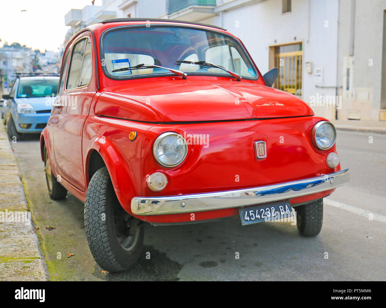 Die kultigen Fiat 500 (1970) auf einer Straße in Alberobello, die kleine Stadt der Metropole von Bari, Apulien, Süditalien. Stockfoto