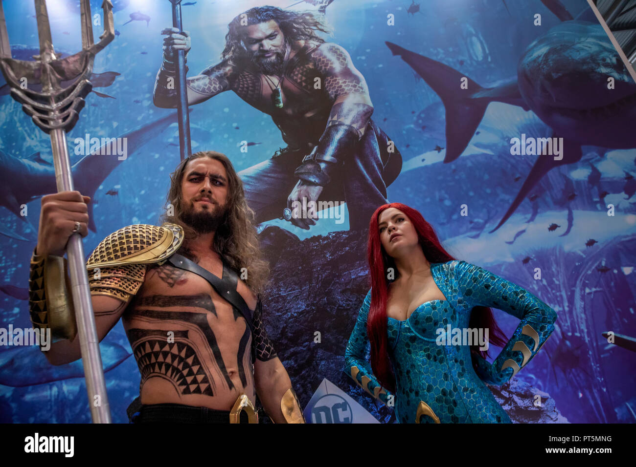 Paar cosplaying Zeichen von Aquaman, Amerikanische Superhelden Film von Warner Bros. auf der Comic Con Messe in Moskau, Russland Stockfoto