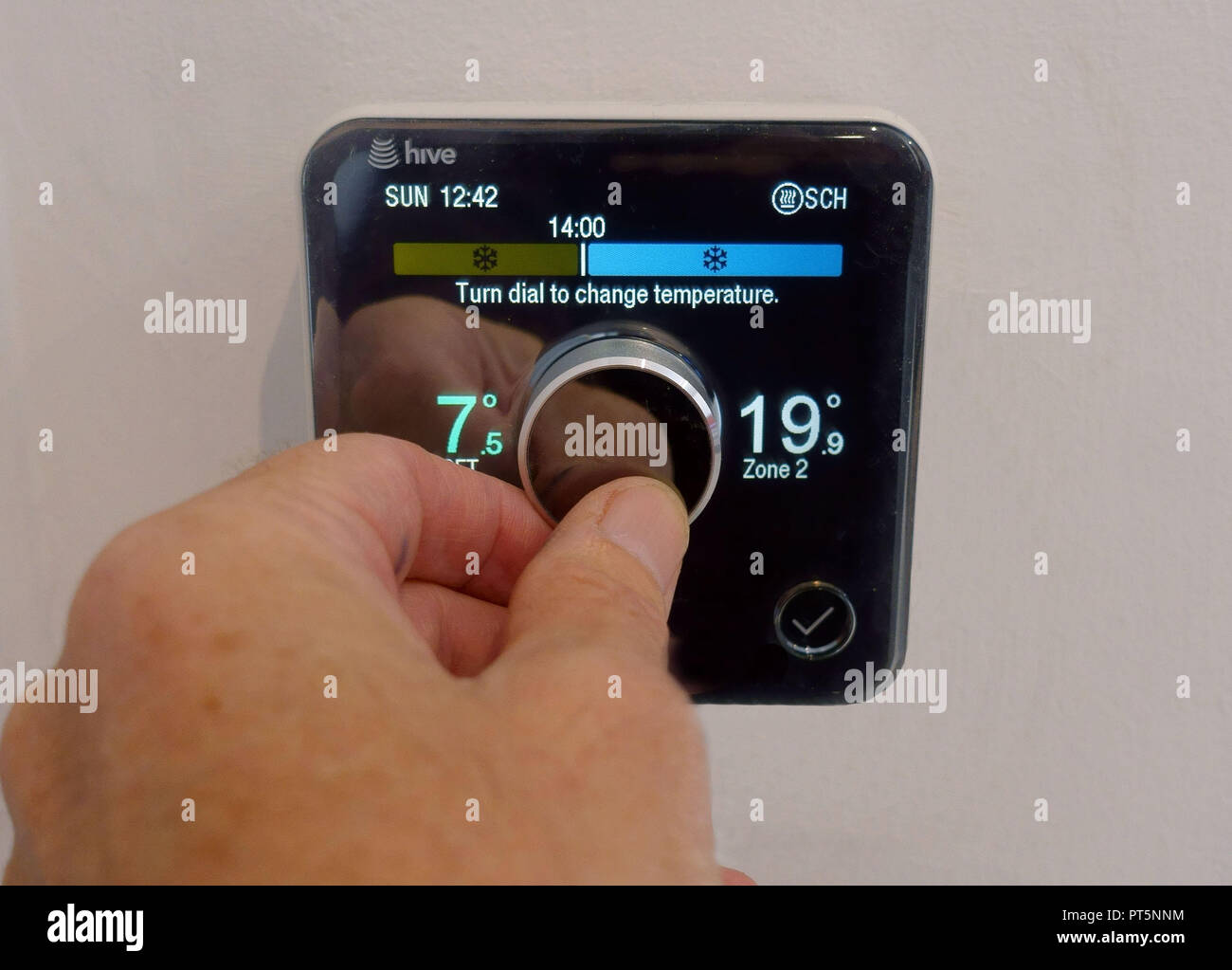 Hive smart Zentralheizung Steuerung in einem Haus in London Stockfoto