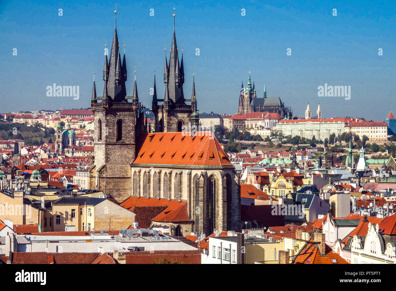 Mit Blick auf die Prager Tynkirche unserer Lieben Frau Prager Burg Panorama Prager Burg Blick vom Turm Mitteleuropa Stockfoto