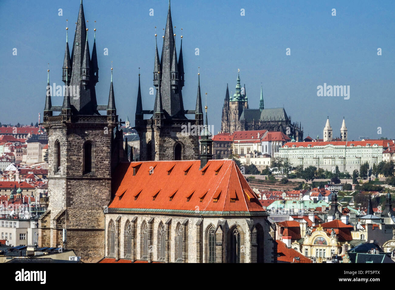 Ansicht der Prager Burg Überblick über die Prager Altstadt Tyn-Kirche zur Prager Burg Panorama-Kathedrale im Stadtteil Hradcany Stockfoto