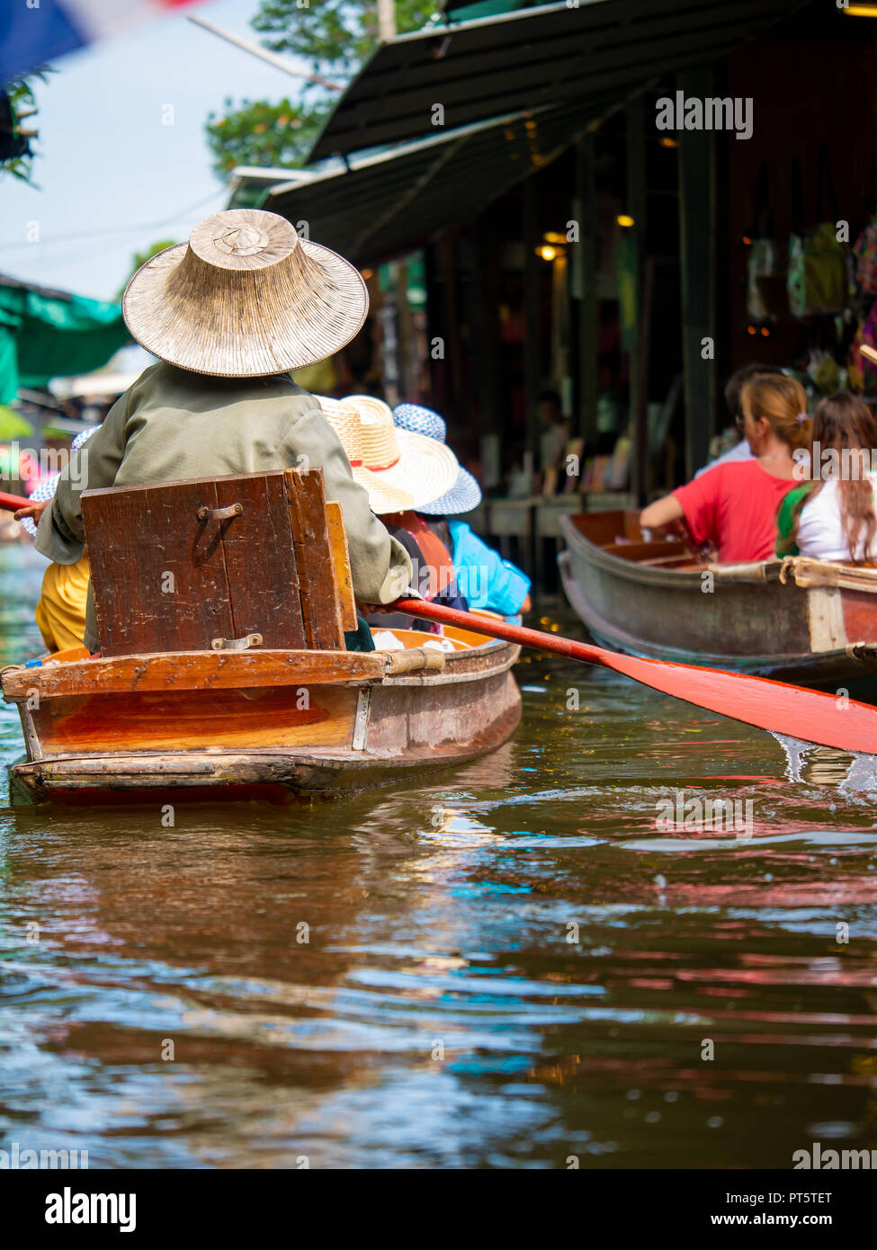 Damnoen Saduak Markt, Thailand: - 12. April 2018: - Dies ist ein Schwimmender Markt in Thailand und nehmen Sie ein Boot haben dann eine tolle Tour mit variablem M Stockfoto