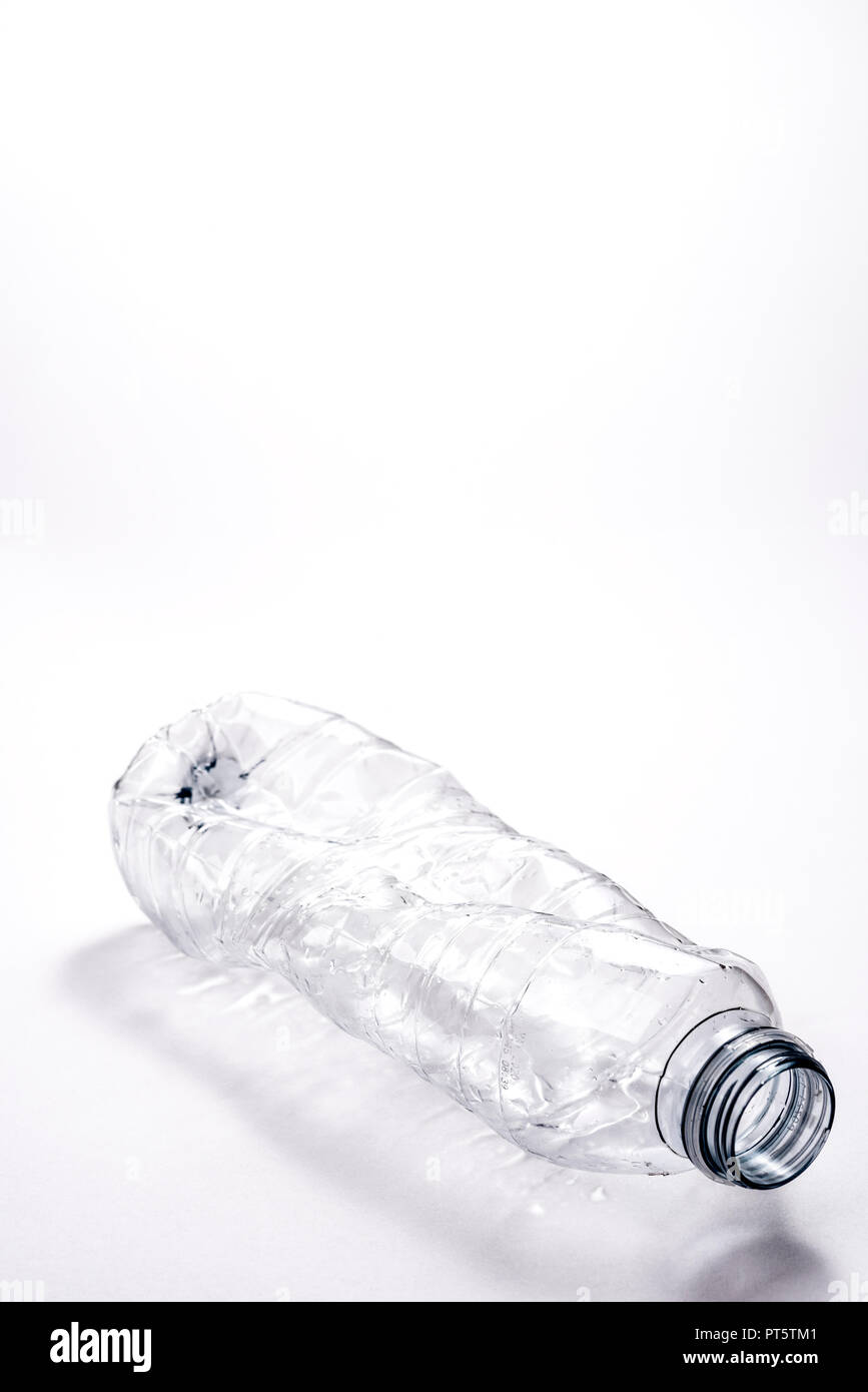 Leere Plastikflasche, Umwelt- problem. Kunststoffabfälle Problem, Wiederverwendbar oder für den Einmalgebrauch. Stockfoto