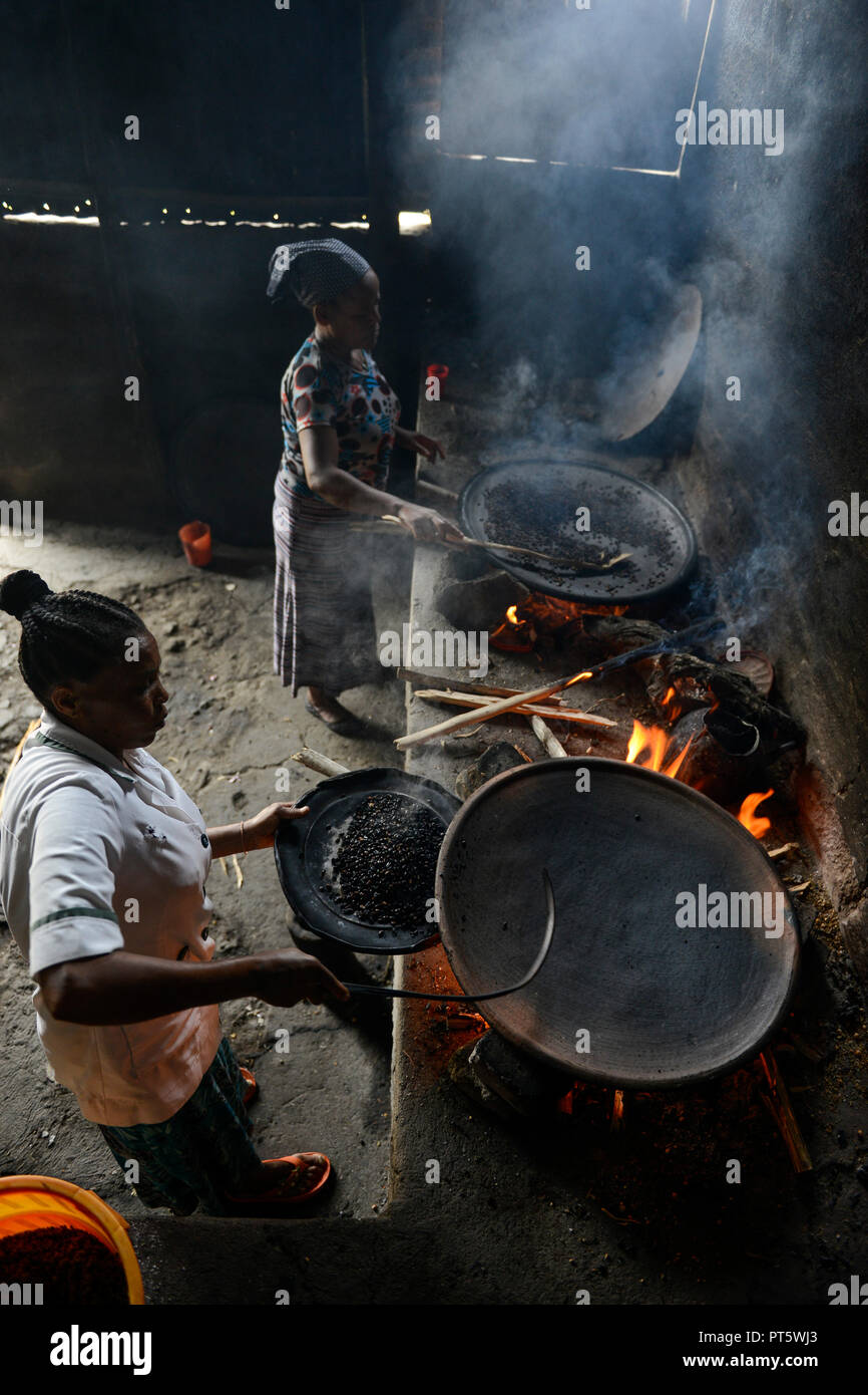 Äthiopien, Taza, Frauen geröstete Kaffeebohnen auf Eisen pan am offenen Feuer/AETHIOPIEN, Taza, dem Frauenbach roesten frische Kaffeebohnen Stockfoto