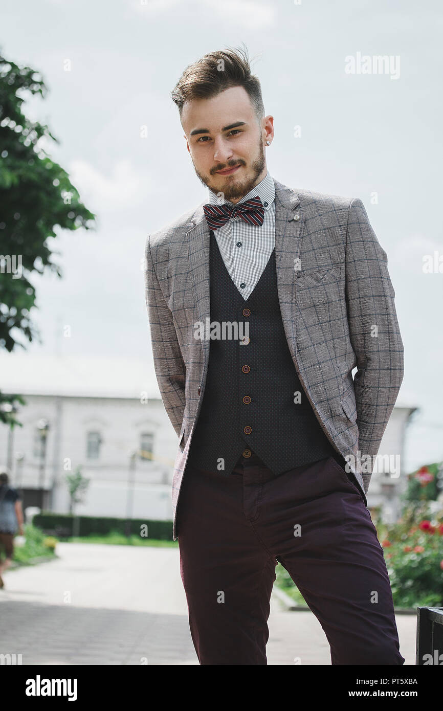 Unternehmer portrait Fashion Style casual Shirt Hose Jacke elegante Männer  Stockfotografie - Alamy