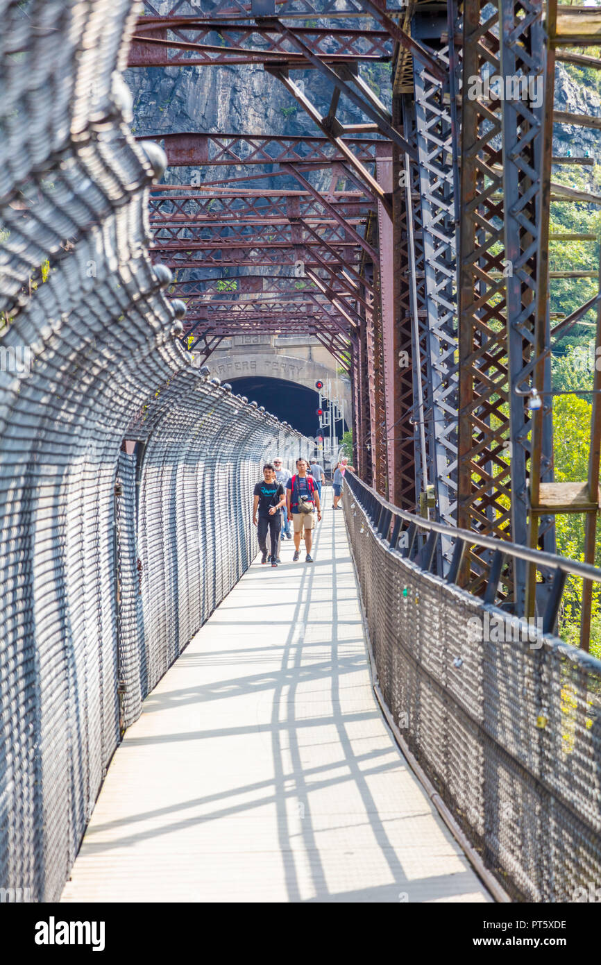 Appalachian Trail Gehweg auf der Eisenbahnbrücke über der oberen Potomac River in Harpers Ferry National Historical Park in West Virginia Stockfoto