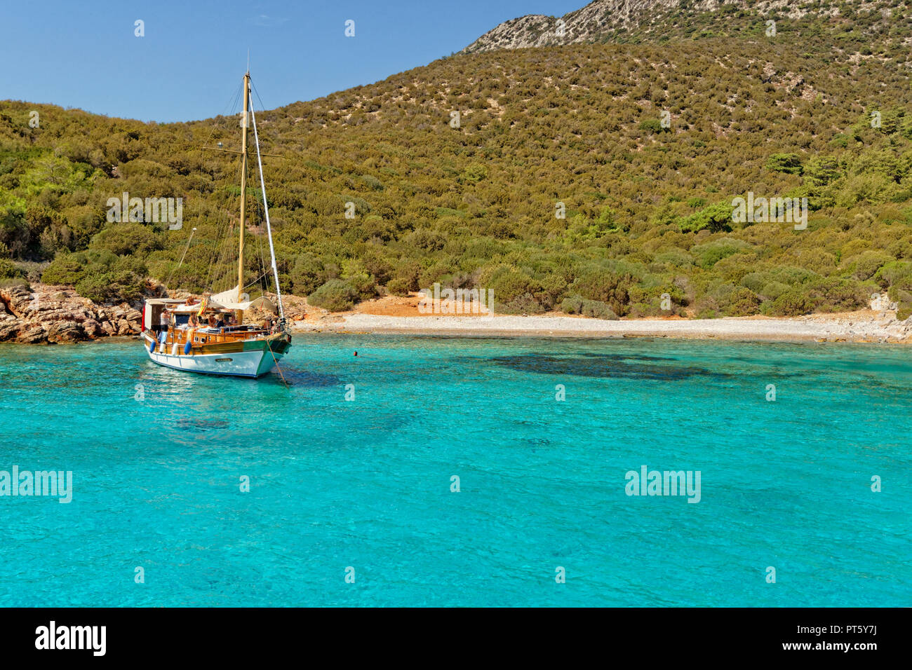 Gulet Kreuzfahrt Schiff festgebunden an Poyraz Bucht auf der Insel Karaada (schwarze Insel) in der Nähe von Bodrum in der Provinz Mugla, Türkei. Stockfoto