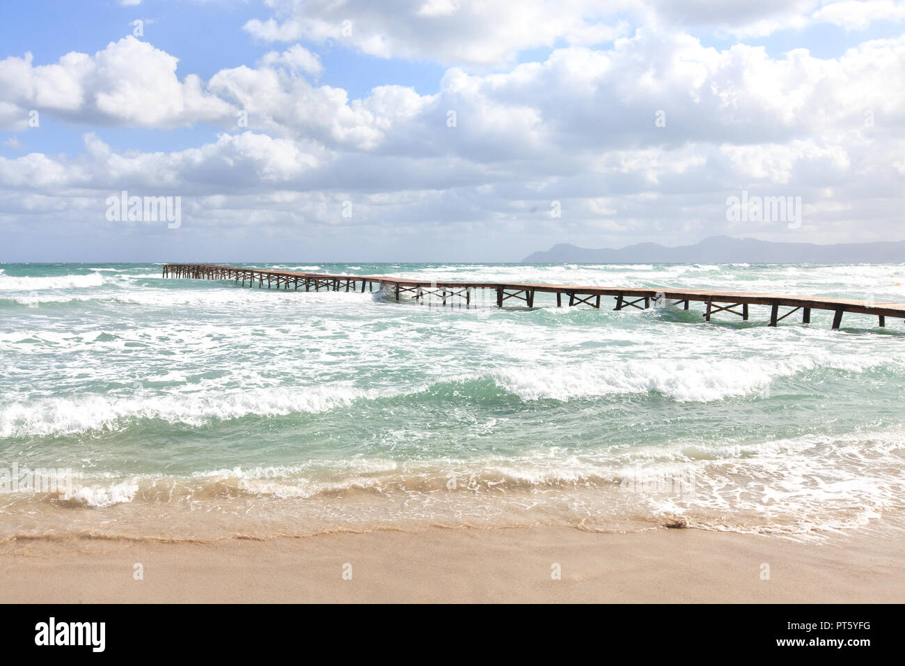 Europa Spanien Norden Mallorca Playa de Muro, langen Holzsteg in der Bucht von Alcudia bei heftigen Sturm Stockfoto