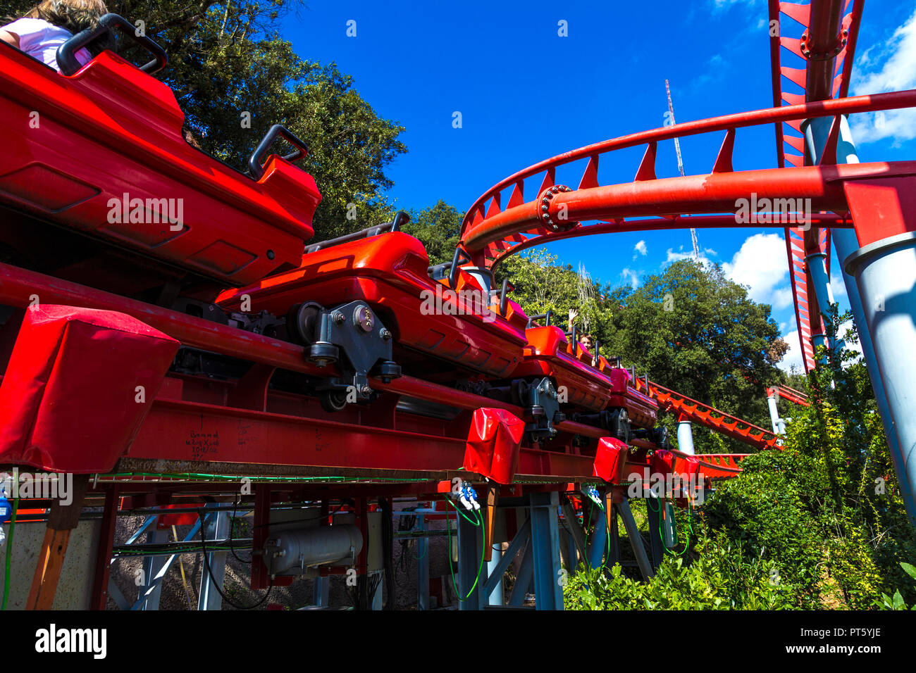 Rote Achterbahn in einem Vergnügungspark (Muntanya Russa, Tibidabo, 5, Barcelona, Spanien) Stockfoto