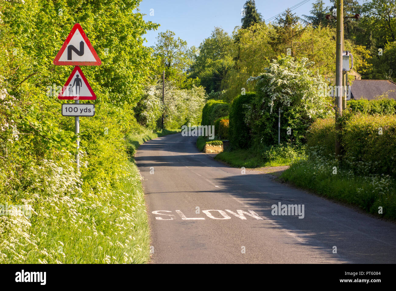 Warndreieck Verkehrsschilder für Fußgänger mit langsamen Kurven und Zeichen auf einem Britischen country lane, Sharpenhoe, Großbritannien Stockfoto