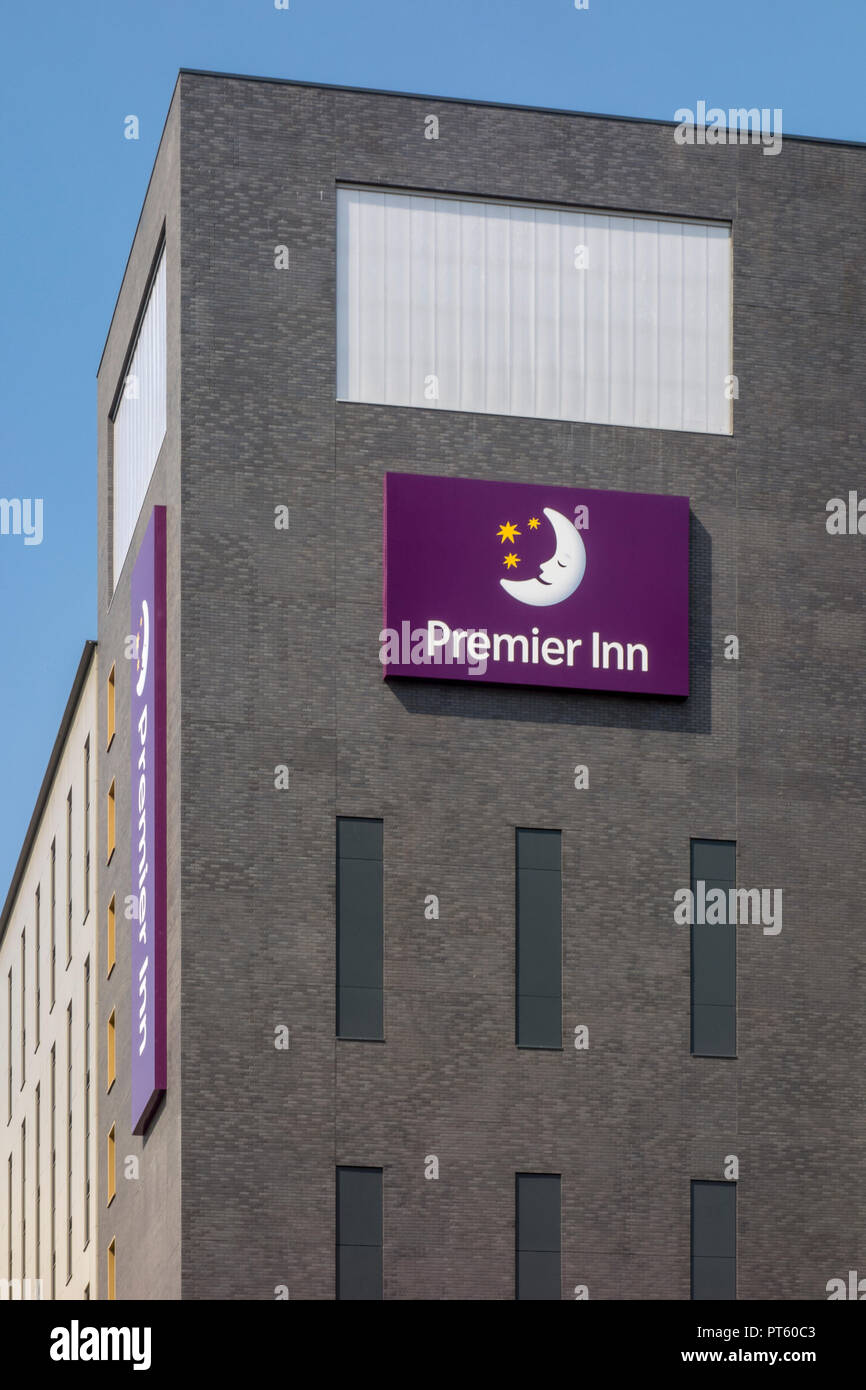 Zeichen und Logo außerhalb eines Premier Inn Hotel Gebäude von Whitbread in Wembley, London, UK im Besitz Stockfoto