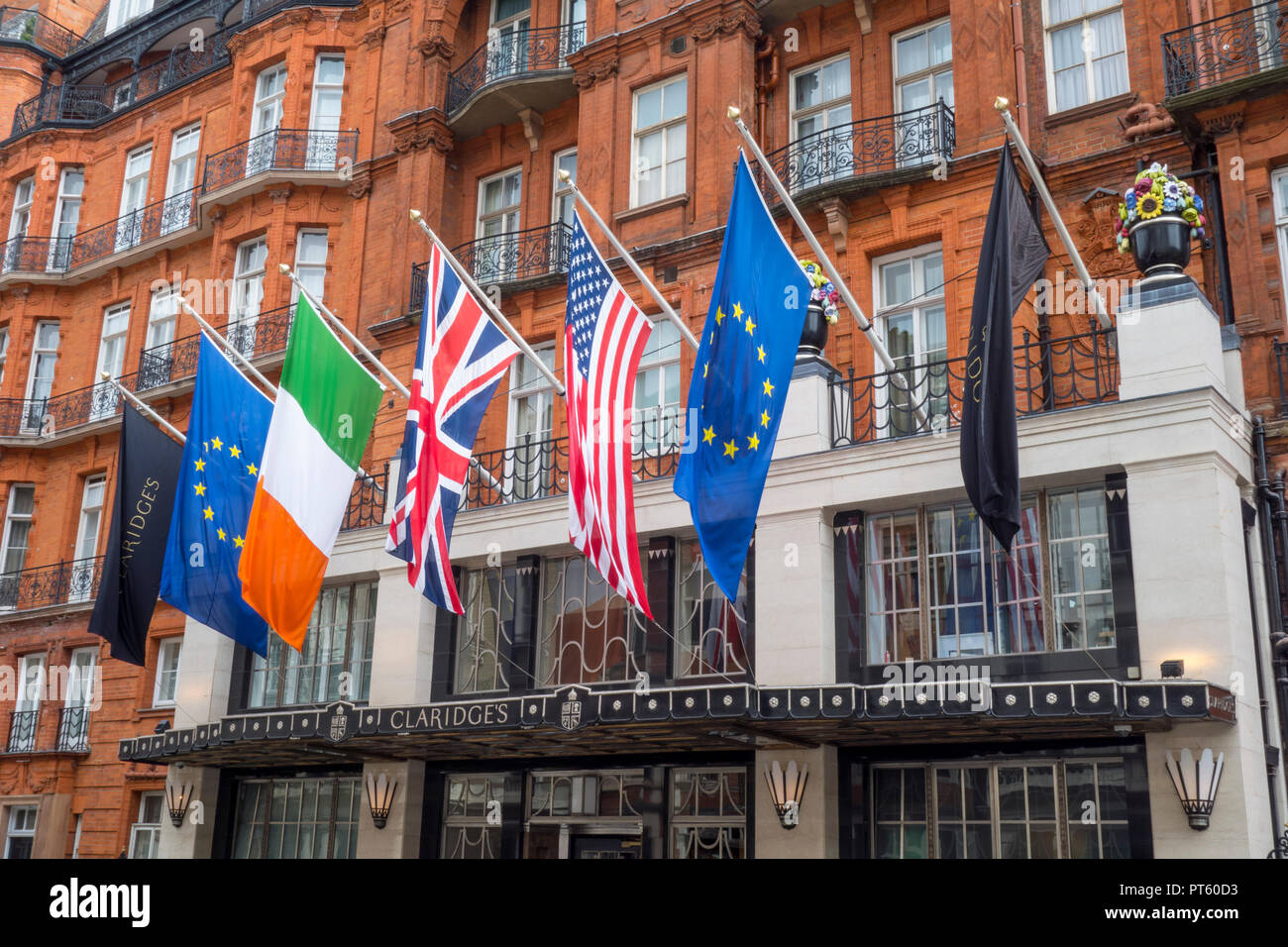 Internationale Flaggen vor dem Eingang und Fassade zu Claridges hotel Gebäude, Mayfair, Westminster, London, UK Stockfoto