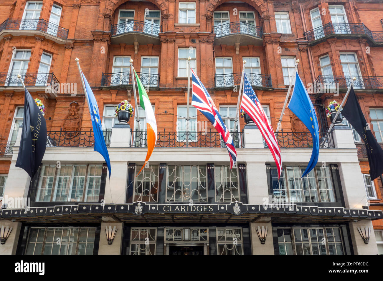 Internationale Flaggen vor dem Eingang und Fassade zu Claridges hotel Gebäude, Mayfair, Westminster, London, UK Stockfoto