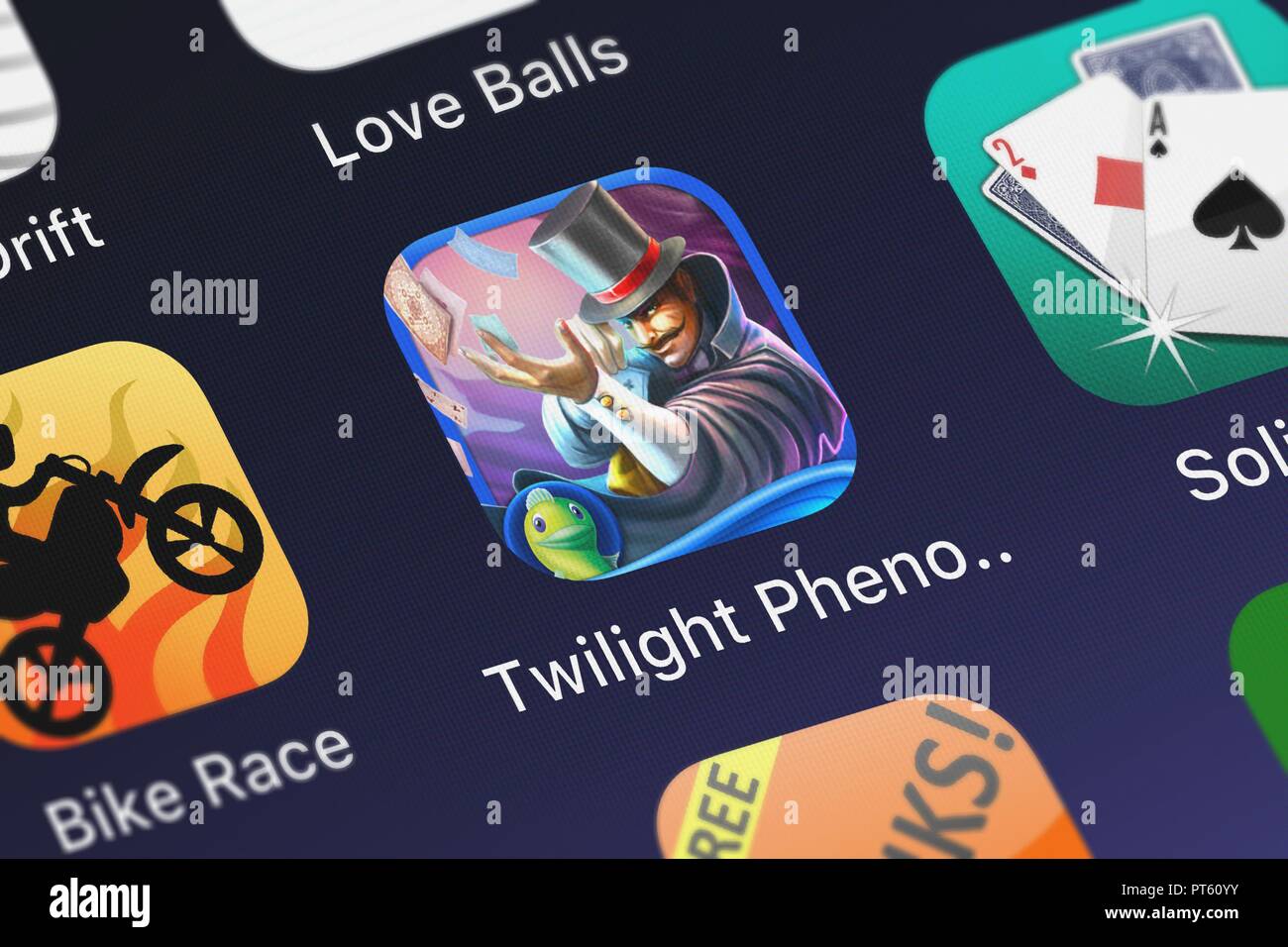London, Vereinigtes Königreich - Oktober 06, 2018: Nahaufnahme von Big Fish Games, Inc beliebte App Twilight Phänomene: Die unglaublichen Show - ein magischer Hidd Stockfoto