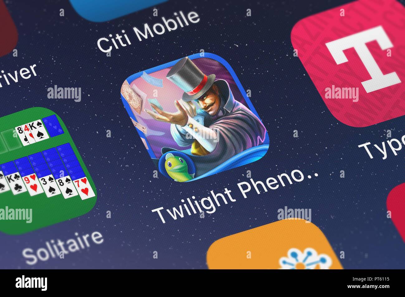 London, Vereinigtes Königreich - Oktober 06, 2018: Nahaufnahme von Big Fish Games, Inc beliebte App Twilight Phänomene: Die unglaublichen Show - ein magischer Hidd Stockfoto