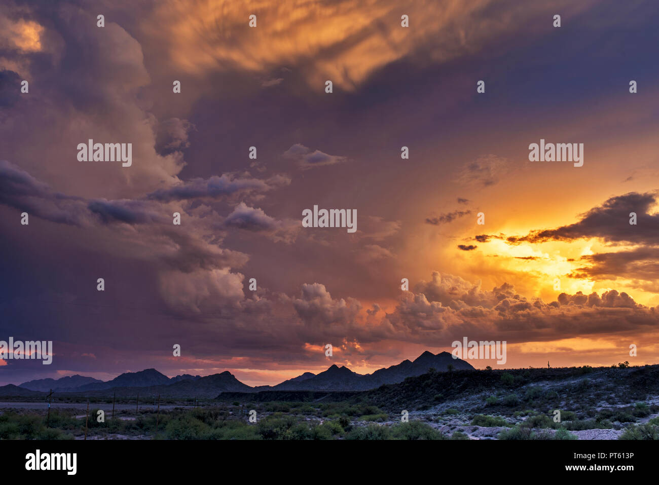 Ein Sonnenuntergang in Arizona. Es war Regenzeit in Arizona und ich diese phänomenale Sonnenuntergang nach historischen Gillespie Dam Bridge erfasst. Stockfoto