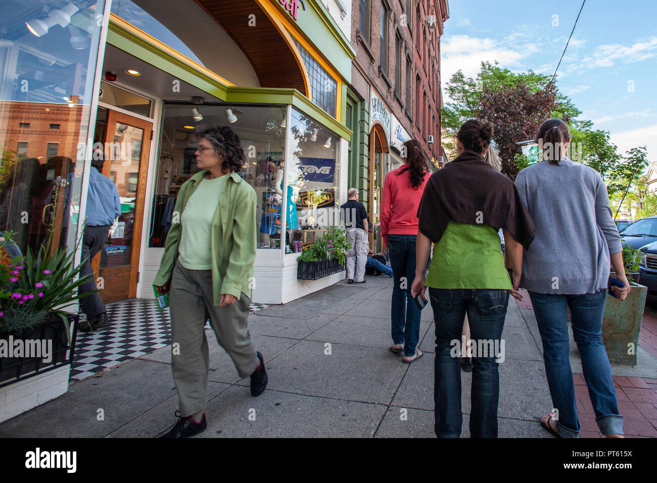 Menschen zu Fuß auf dem Gehweg auf der belebten Hauptstraße in Northampton, MA Stockfoto