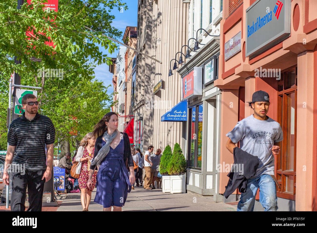 Menschen zu Fuß auf dem Gehweg auf der belebten Hauptstraße in Northampton, MA Stockfoto