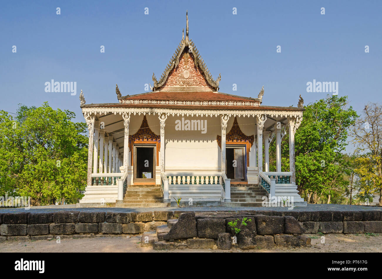 Das älteste Kloster Gebäude (Vihara) nahe dem Dorf Kampong Tralach Leu mit seinen typischen Roten Khmer Dach, verziert mit Reliefs und Spalte figurin Stockfoto