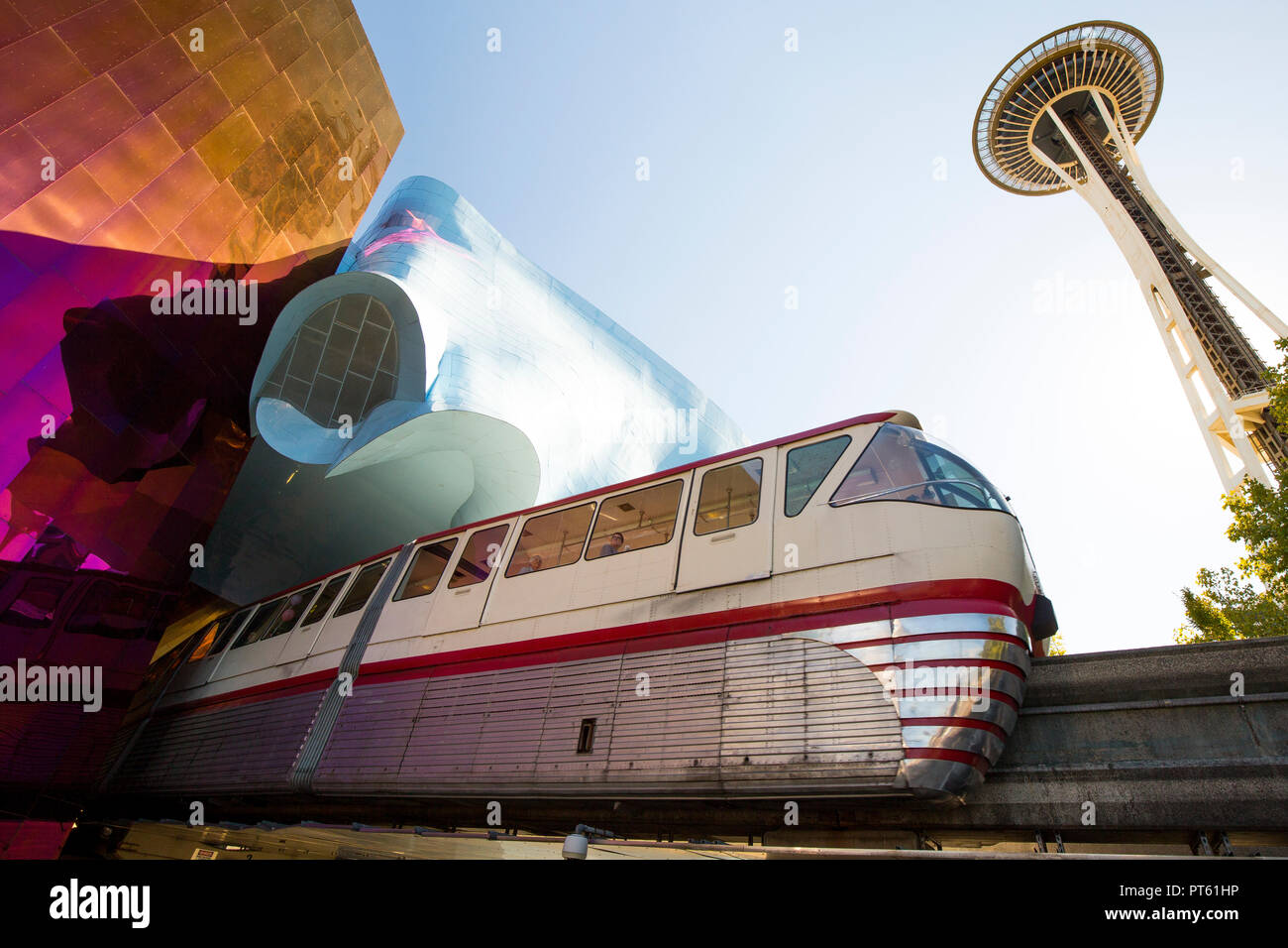 Seattle Monorail und Seattle Space Needle mit MoPOP, Museum der Popkultur. Stockfoto