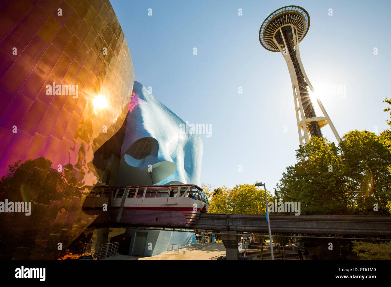 Seattle Monorail und Seattle Space Needle mit MoPOP, Museum der Popkultur. Stockfoto