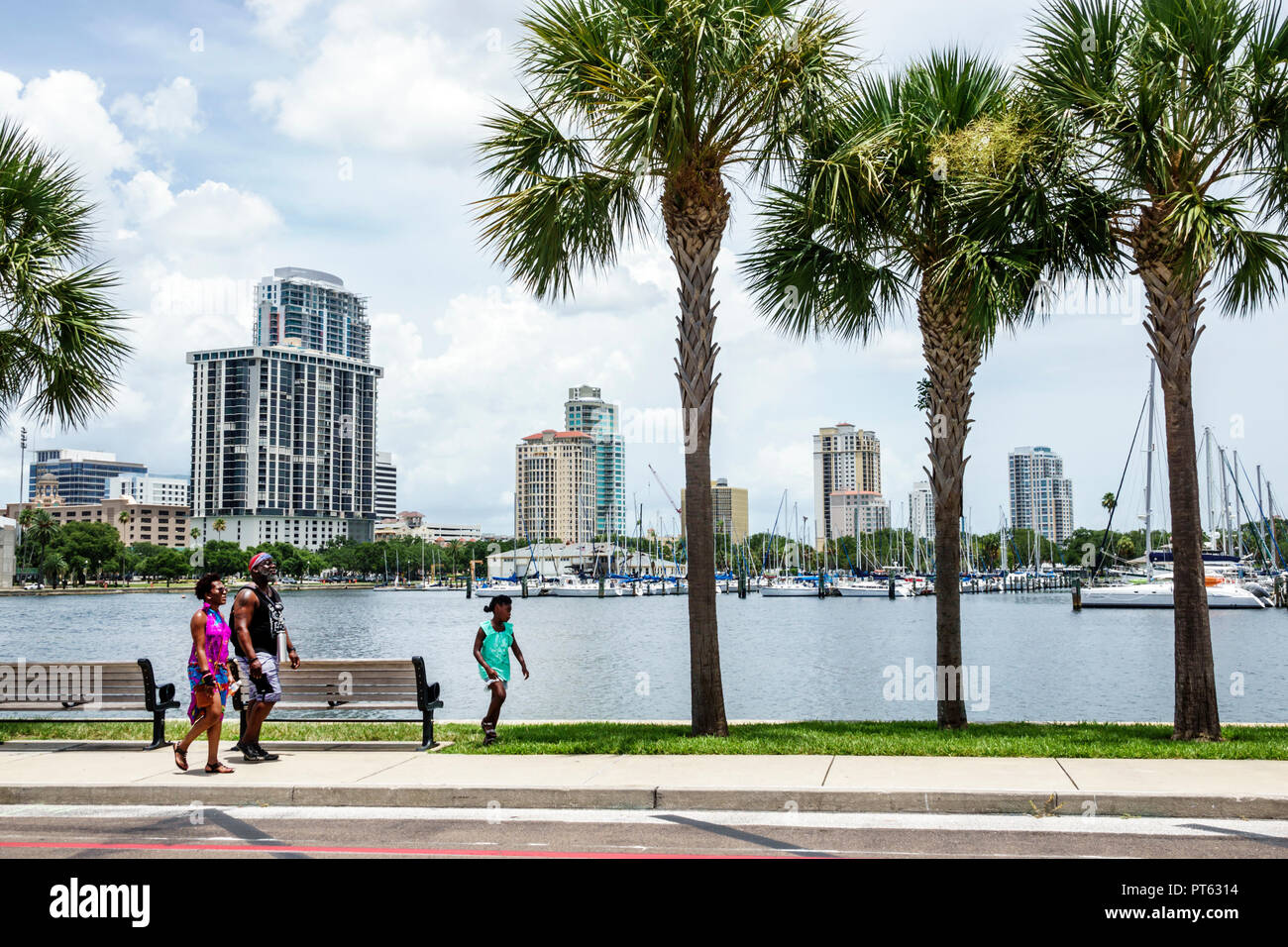 St. Saint Petersburg Florida, Schwarze Schwarze Afrikaner ethnische Minderheit, Familie Familien Eltern Eltern Kind Kinder, South Yacht Basin Tampa Bay w Stockfoto