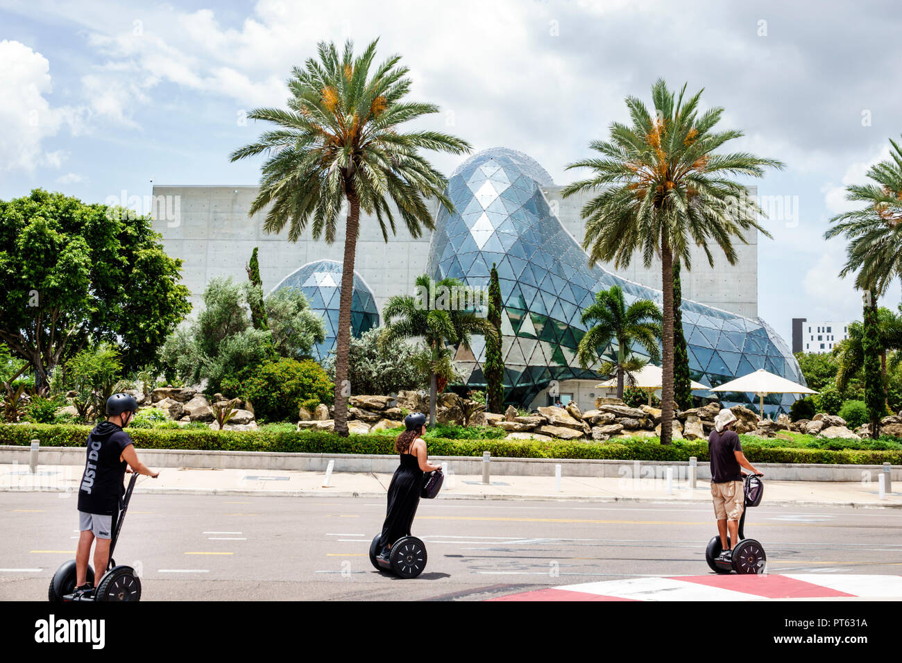 St. Saint Petersburg Florida, Salvador Dali Museum, Bayshore Drive, surrealistische Kunst, außen, Glas, Segway, Mann Männer männlich, Frau weibliche Frauen, Reiten, FL1807310 Stockfoto