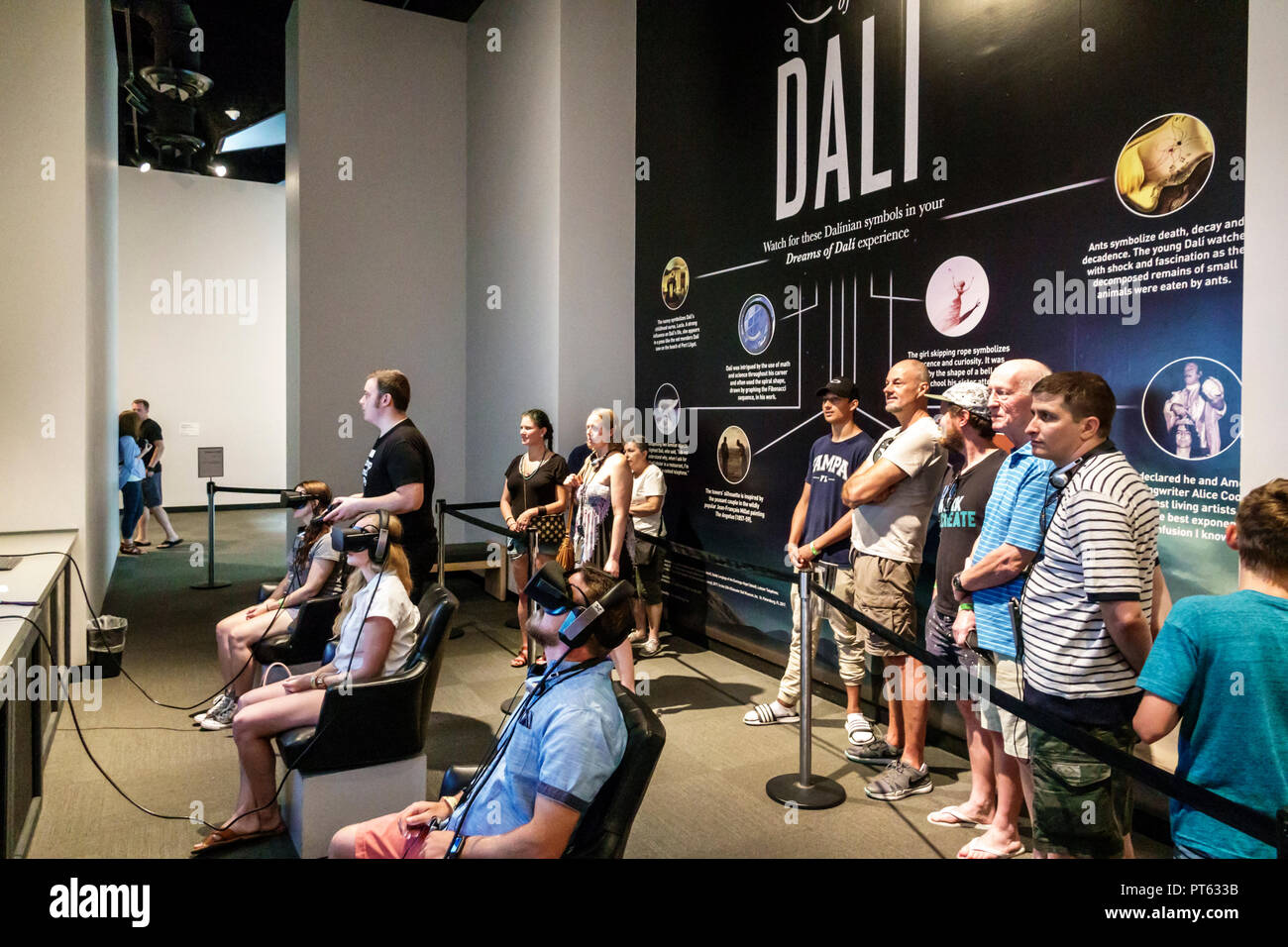 St. St. Petersburg Florida, Salvador Dali Museum, surrealistische Kunst, Inneneinrichtung, Virtual-Reality-Erlebnis, Besucher mit Headset-VR-Brille Stockfoto